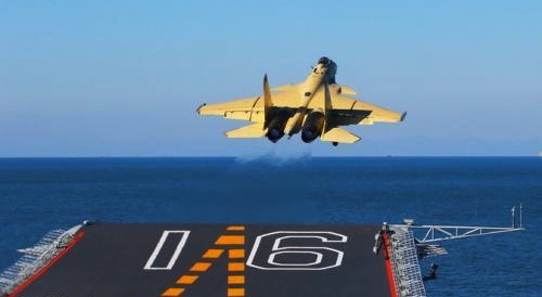 L'avion de combat chinois J-15 sur le porte-avions Liaoning