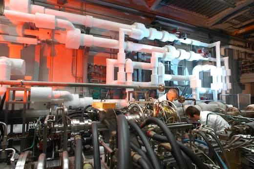 Sur le banc de combustion M1, on teste des chambres de combustion qui devront diminuer de 80 % leur rejets d'oxydes d'azote, les fameux NOx.
