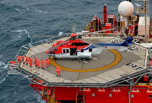 L'Eurocopter EC225 Super Puma est un biturbine très utilisé pour la desserte des plate-formes pétrolières.