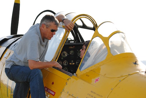 Jacques Aboulin « briefe » son passager avant le vol sur le T6 d’Aérorétro