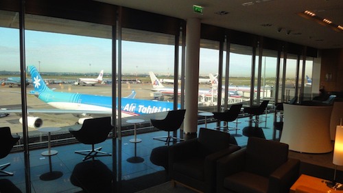 Installé dans le nouveau bâtiment de jonction des terminaux 2A et 2C, le salon Air Tahiti Nui (625 m2) ouvre sur les pistes . 