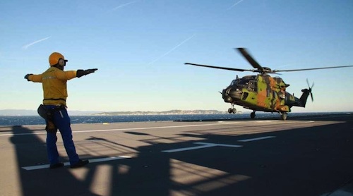 Premier appontage du Caïman sur le BPC Dixmude de la Marine Nationale