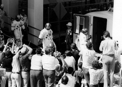 L'équipage d'Apollo 16 rejoignant le pas de tir.