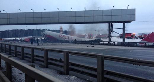 Les débris du Tu-204 ont percuté des voitures circulant sur l'autoroute longeant l'aéroport Vnukovo de Moscou