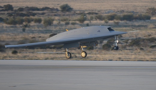 Le démonstrateur technologique d'UCAV européen NEURON au décollage au Centre d'Essais en Vol Dassault Aviation d'Istres.