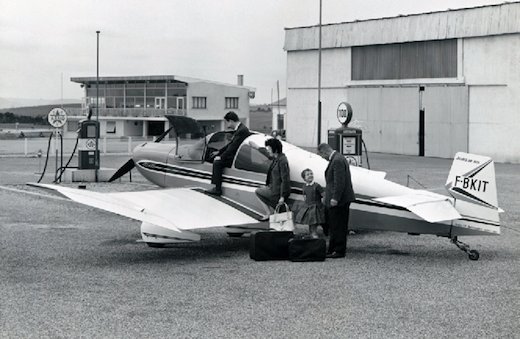 Avec leur fille Geneviève et le directeur de l'usine Léon Vuillemain, Pierre et Thérèse Robin jouent les figurants pour des photos publicitaires (DR-1051 Sicile)