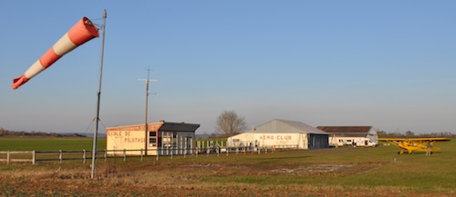 Les batiments sur l'aérodrome d'Argentan, avec au premier plan, le club-house en mauvais état des 