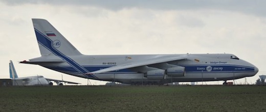 Deux An124 russes venant charger du fret militaire dans le cadre de l'Opération Serval