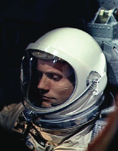 Neil Armstrong pendant les derniers préparatifs de la mission Gemini-8, peu avant son envol vers le cosmos, le 16 mars 1966.