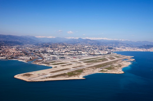 L'aéroport Nice Côte d’Azur reste un pilier d’attraction autant pour le tourisme que pour les affaires, grâce au territoire concentrant une palette d’évènements internationaux porteurs de trafic sur tout 2012
