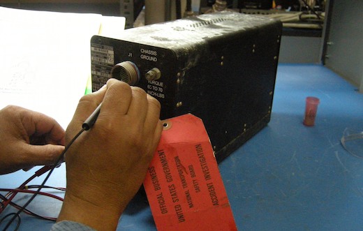 Un enquêteur du NTSB examine le chargeur de la batterie.