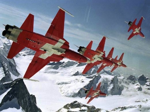 La patrouille aérienne suisse porte fièrement les couleurs de la confédération helvétique dans le ciel européen