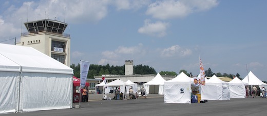Au pied de la tour de contrôle de Vichy-Charmeil