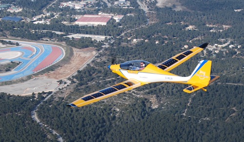 L'ULM Elektra One Solar (ici en vol dans la région de Cannes) devrait être disponible à la vente d'ici au début 2014, affirme son concepteur