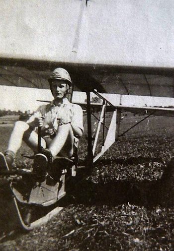 Le jeune René Darbois apprend le pilotage en planeur