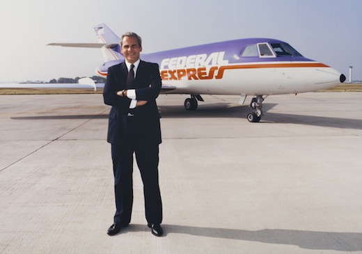 Frederixk W. Smith, le fondateur de FedEx, devant un Falcon 20 cargo aux couleurs de Federal Express