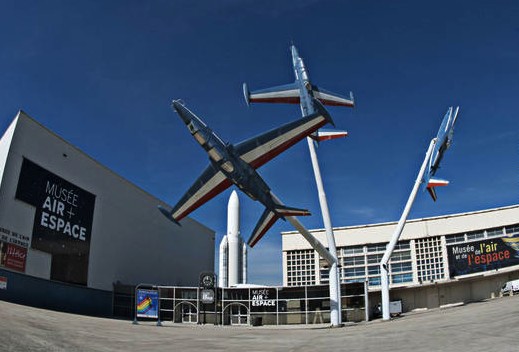 L'entrée du musée de l'air et de l'espace (Paris-Le Bourget) avant la dépose des trois Fouga, en 2011.