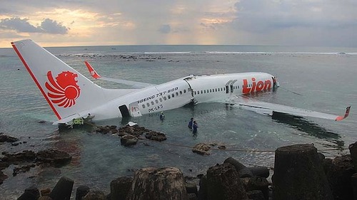 Le 737-800 de Lion Air, échoué près de l'aéroport de Denpasar, sur l'île indonésienne de Bali