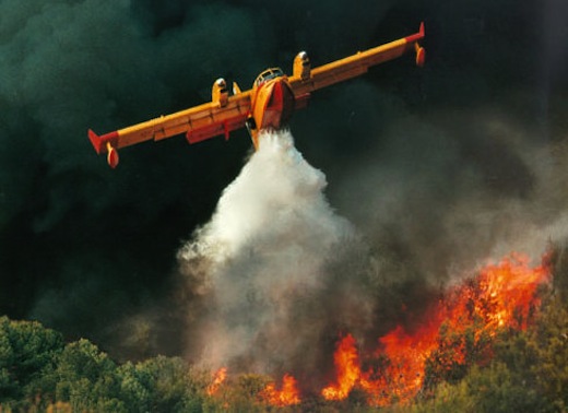 Un CL 415 Canadair en cours de largage sur un feu de forêt