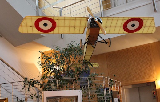 Cent ans d'histoire aéronautique contemplent les visiteurs de Daher-Socata à leur arrivée à Tarbes…