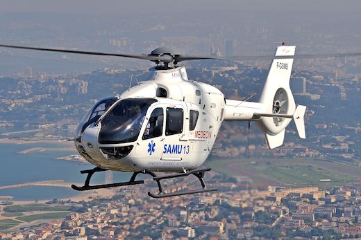 Pour les missions où l'hélicoptère va chercher la victime sur le lieu de l'accident, un second membre d'équipage sera bientôt exigé en place avant.