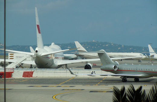 Cannes-Mandelieu étant fermé la nuit, et limité aux avions de moins de 22 tonnes…