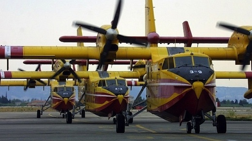 Hommage au Bombardier CL 415 actuellement en service. La Sécurité Civile possède 12 avions de ce type sur la base de Marignane
