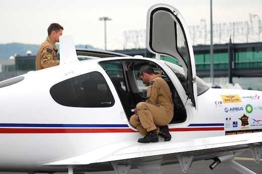 Le Cirrus SR22 de l'équipage militaire AA701 de la base aérienne de Salon-de-Provence, à quelques minutes du départ de Clermont-Ferrand