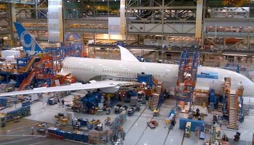 La dérive du premier 787-9 présente la nouvelle livrée de Boeing Aviation Commerciale.