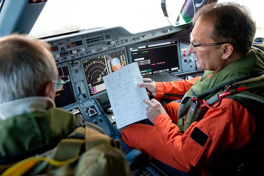 Dans le cockpit de l'A350XWB MSN1 : Peter Chandler, chef pilote d’essai d’Airbus, et Guy Magrin, pilote projet pour l’A350 XWB