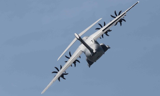 L'A400M en démonstration au salon du Bourget 2013