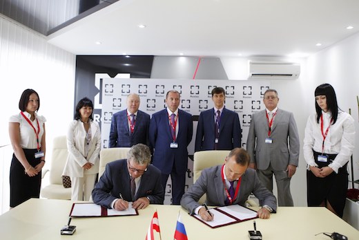 Christian Dries, président de Diamond Aircraft, et Sergey Chemezov, PDG de Rostec, ont signé leur accord de partenariat pendant le salon du Bourget
