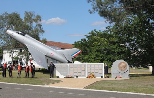 l'inauguration du mur du souvenir, devant un Mystère IV en stèle