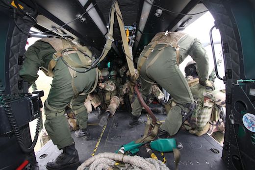 Ambiance de travail dans un Caracal de l'armée de l'Air au cours d'un exercice d'aérocordage