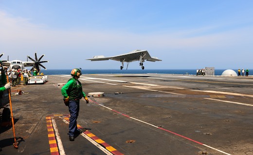 Le drone furtif X-47B apponte sur le porte-avions américain USS George HW Bush.