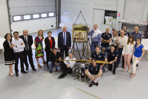 Yannick Lamerat Gérant de Derichebourg Evolution formation et Marie Pierre Gougues directrice du Centre de Formation avec l’équipe Réplic’Air.