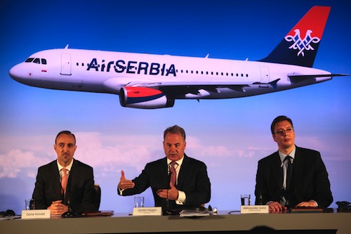 James Hogan, le PDG d’Etihad (au centre), nouveau patron d’Air Serbia