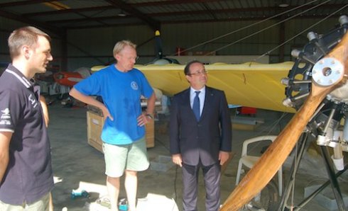 Preuve que la visite de François Hollande n’était pas prévue, Niels, l’un des six pilotes d’essais de Réplic’Air n’a pas eu le temps d’enfiler sa combinaison !