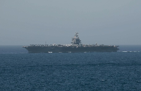 Le porte-avions américain USS Entreprise...</div>				</div>

				
					<aside class=