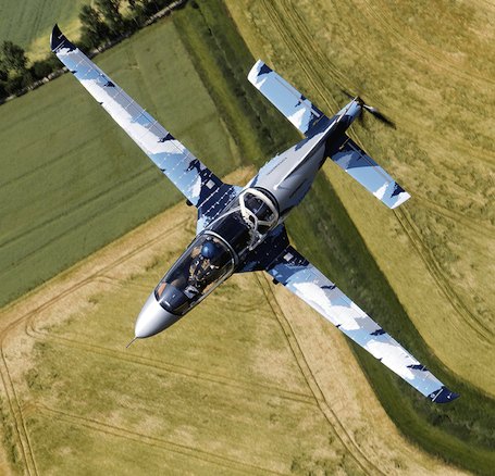 2. LH Aviation prevoit de présenter une version drone de son biplace LH-10 Elipse