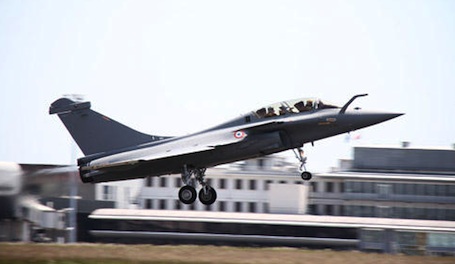A ce jour, 180 Rafale de série ont été commandés par la DGA et 121 appareils livrés dans ses 3 versions