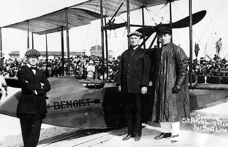 Le premier passager aérien de l'Histoire devant l'hydravion Benoist XIV