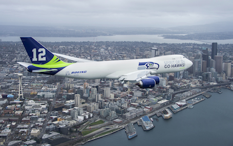 Le 747-8F aux couleurs des Skyhawks survolant Seattle