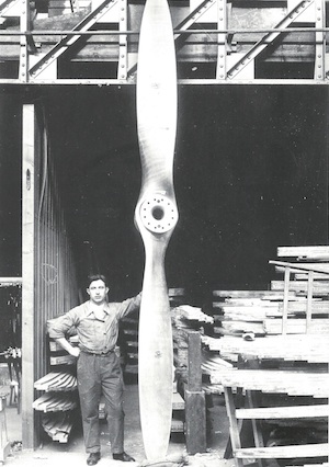 Une hélice de dirigeable de 5 mètres de diamètre, fabriquée par les usines Pierre Levasseur, dans les années 1910.