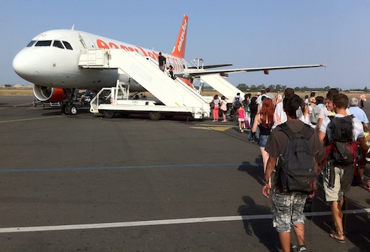easyJet impose de nouvelles façons de voyager en avion à des passagers consentants…