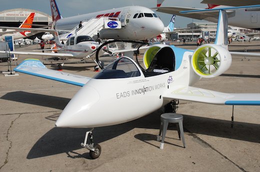 2. L'E-Fan (550 kg au décollage) a été présenté au salon du Bourget 2013