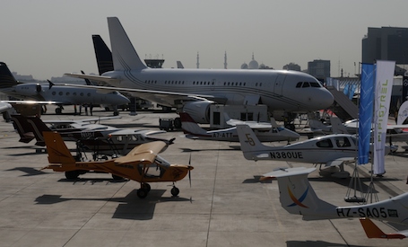 Un des quatre ACJ319 sur l'exposition statique du salon aéronautique d'Abu Dhabi 