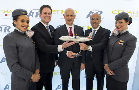 Maurizio Merlo, Chief Executive Officer d'Etihad Regional, Peter Baumgartner, Vice Chairman d'Etihad Regional, et Filippo Bagnato, Chief Executive Officer d'ATR, célèbre l'accord de la nouvelle flotte d'ATR 72-500.