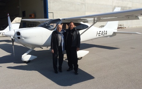 Luigi Pascale, directeur du bureau d'études de Tecnam et son pilote d'essais Marco Locatelli, devant le deuxième prototype du P-2010