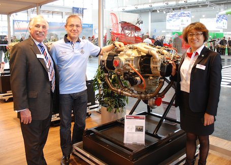 Franck Doyen (au centre), chef de l’équipe Big Frog, en compagnie de Tian Shan, directrice du développement international de Continental Motors et de Bill Stromberg (Continental Motors)